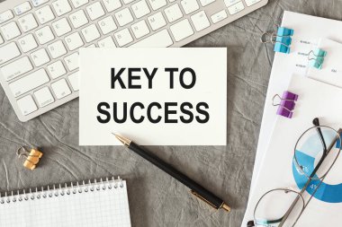 Başarının anahtarı ofis masasındaki bir belgede ofis aksesuarlarıyla birlikte yazılır..