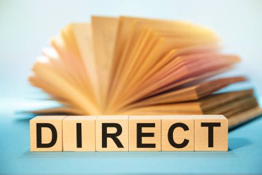 Açık bir kitabın arka planında 