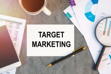 TARGet MARKETING ofis masasının üzerindeki bir belgede, ofis aksesuarları, kahve, diyagram ve akıllı