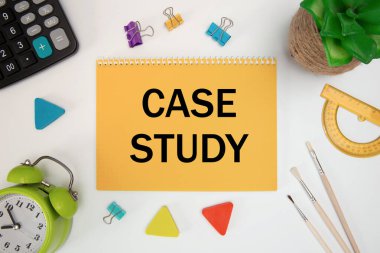 Dava Çalışması, ofis malzemelerinin olduğu bir masanın üzerindeki deftere yazılır..