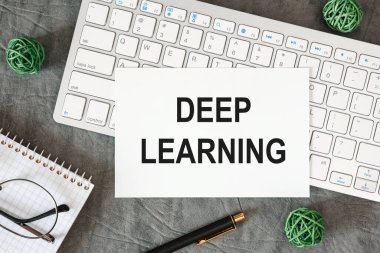 Deep Learning ofis masasındaki bir belgede ofis aksesuarlarıyla birlikte yazılır..