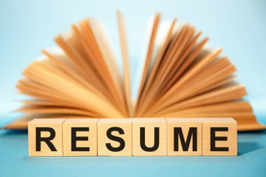 Açık bir kitabın arka planında 