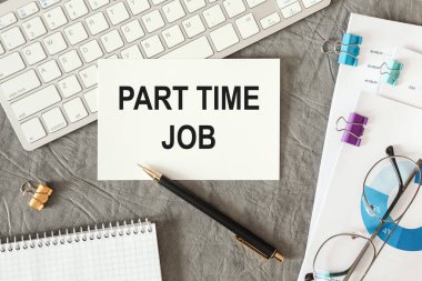Yarı zamanlı iş, ofis masasındaki bir belgede ofis aksesuarlarıyla birlikte yazılır..