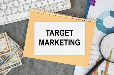 TARget MARKETING ofis masasının üzerindeki bir belgede ofis aksesuarları, diyagramı ve klavyesi ile birlikte yazılmıştır.