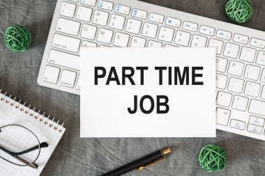 Yarı zamanlı iş, ofis masasındaki bir belgede ofis aksesuarlarıyla birlikte yazılır..