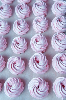 Parşömen arka planında el yapımı yaban mersini şekerlemeleri. Şekerlemeler, kremalar. Ev yapımı Tatlı Tatlı Tatlı