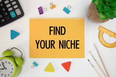 NICHE 'nizi ofis malzemelerinin olduğu bir masanın üzerindeki bir defterde bulabilirsiniz..