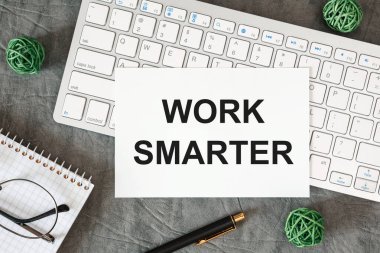 Ofis masasındaki bir belgeye ofis aksesuarlarıyla yararlı ipuçları yazılır..