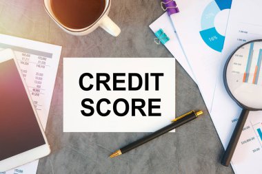 Kredi Puanı ofis masasındaki bir belgede ofis aksesuarları, kahve, diyagram ve zeka ile birlikte yazılır.