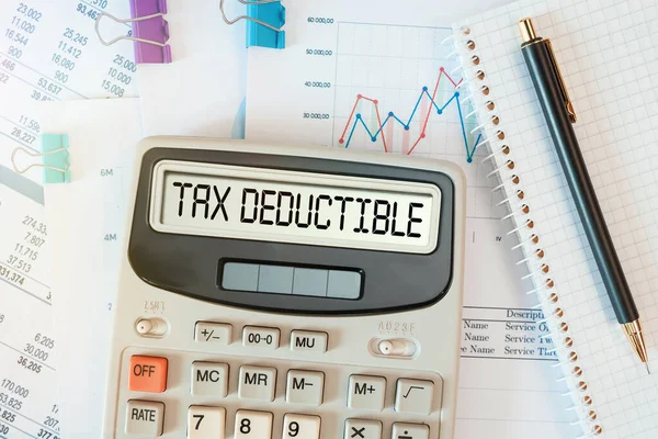 计算器上的Tax Deductible字 商业和税务概念 图库图片