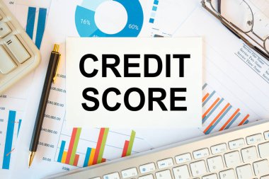 Kredi Puanı ofis masasında ofis aksesuarları, klavye ve diyagramı olan bir belgeye yazılmıştır.