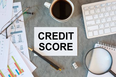 Kredi Puanı ofis masasında ofis aksesuarları, klavye ve diyagramı olan bir belgeye yazılmıştır.