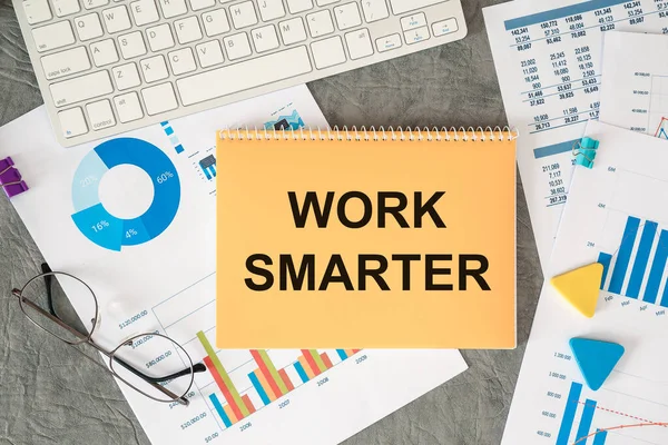 Work Smarter Skriven Ett Dokument Skrivbordet Med Kontorstillbehör Stockbild