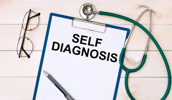 Папір Self Diagnosis Офісному Столі Стетоскоп Окуляри — стокове фото