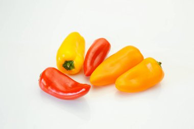 Beyaz arka planda renkli mini biber.