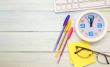 Harfler, saat, klavye ve ofis aksesuarları için alanı olan iş konsepti