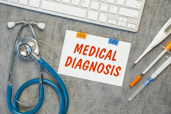 Papier Mit Medical Diagnosis Auf Dem Bürotisch Stethoskop Und Tastatur — Stockfoto
