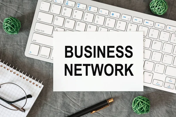 Business Network Jest Napisany Dokumencie Biurku Akcesoriami Biurowymi — Zdjęcie stockowe