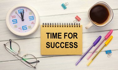 SUCCESS için Zaman - bir defter üzerinde bir saat ve ofis malzemeleri ile bir defter. İş konsepti