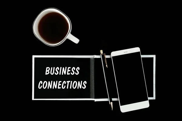 黒い背景に黒いページ スマートフォン コーヒーのカップを持つノートブック ノートパッドのビジネス接続の碑文 — ストック写真