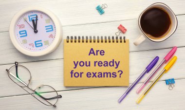 Sınavlar için hazır mısın? Masadaki deftere saat, kahve ve bardakla yazılmış bir yazı.