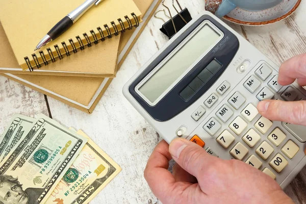 Деньги Рядом Калькулятором Офисными Принадлежностями Финансовая Концепция — стоковое фото