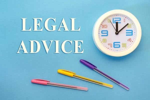 Asesoramiento Legal Letras Sobre Fondo Azul Reloj Bolígrafos — Foto de Stock