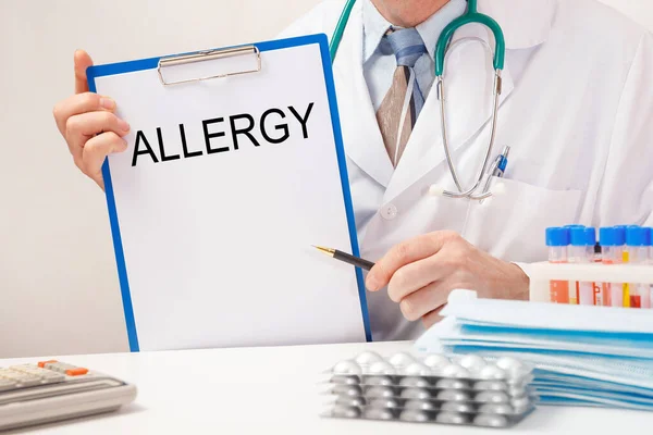 Lekarz Trzyma Papier Napisem Allergia Stetoskop Pigułki Stole — Zdjęcie stockowe