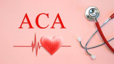 ACA - Ucuza Bakım Yasası - steteskop ve kırmızı arka planda kalp şeklinde bir kavram