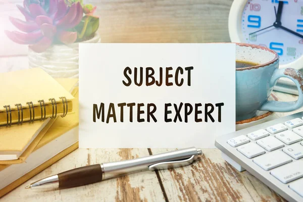 Een Bord Met Het Opschrift Subject Matter Expert Tafel Met — Stockfoto