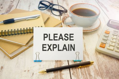 Hesap makinesi, kahve ve defterlerle birlikte masanın üzerinde 