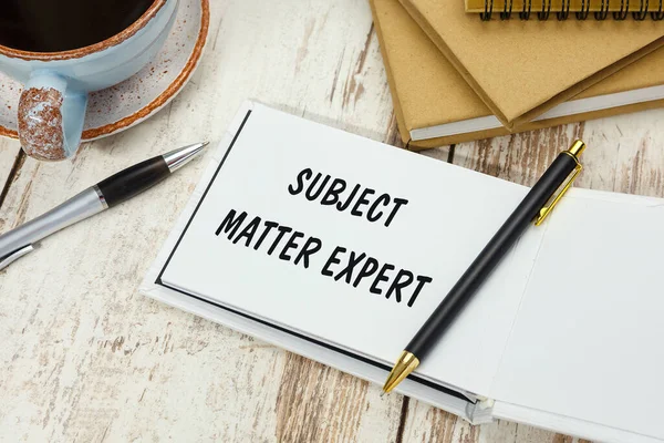 Handschrifttekst Subject Matter Expert Het Notitieblok Achtergrond Van Het Bureau — Stockfoto