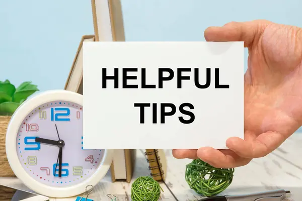 Helpful Tips Text Ett Kort Handen Bredvid Kontorsmaterial — Stockfoto