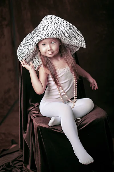 Stijlvolle meisje in hoed — Stockfoto