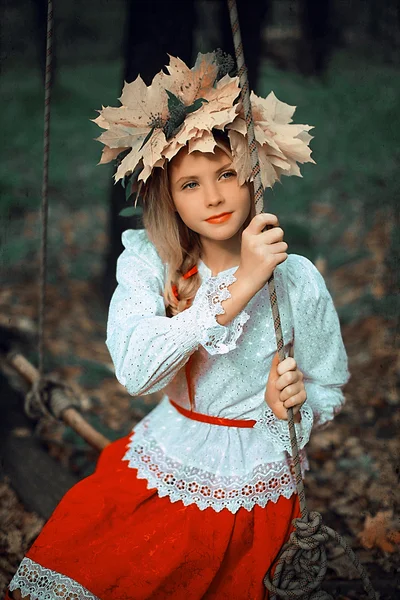 Bella donna in abito russo — Foto Stock