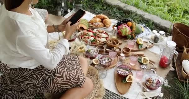 Wiatr Trzepocze Bluzką Kobiety Siedzącej Kocu Pikniku — Wideo stockowe