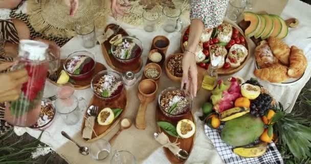 野餐时 女孩子们的手拿着装有素食的木制盘子 — 图库视频影像