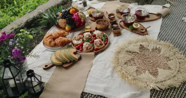 Готовый вегетарианский пикник на открытом воздухе со свежими продуктами в деревянных блюдах — стоковое видео
