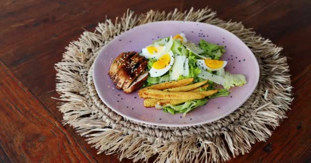 Sałatka z kurczaka ze smażoną kukurydzą i jajkiem ubranym w oliwę z oliwek — Wideo stockowe