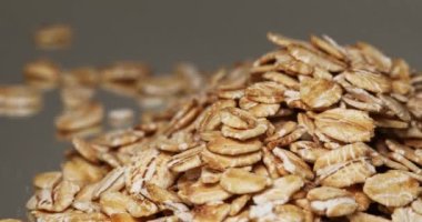 Yulaf ezmesinin hareketli bir ışıkla yakın plan görüntüsü.