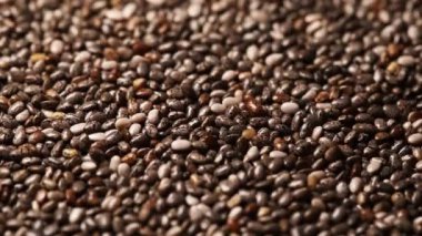 Hareketli beyaz, gri ve kahverengi chia çekirdekli parlak desenli makro çekim