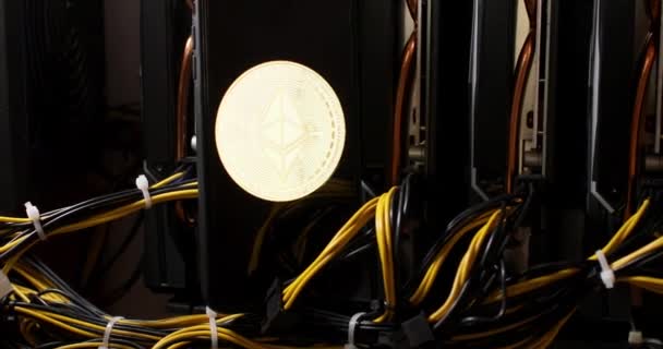 Il logo Ethereum va sullo sfondo della piattaforma mineraria — Video Stock