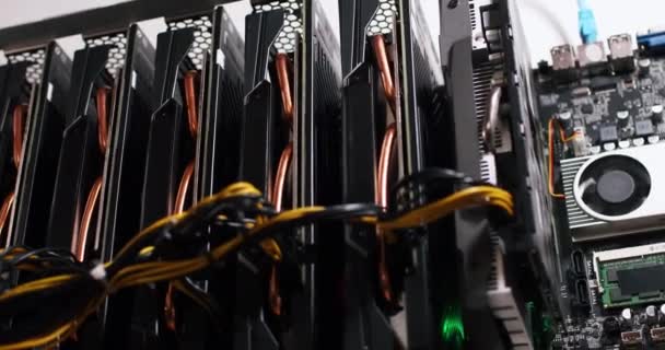 Tarjetas de vídeo en una fila conectada por cables para la minería de criptomonedas — Vídeo de stock