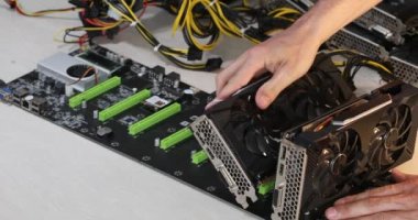 Kripto çıkarmak için ana karta birer birer vga kartları yerleştirin.