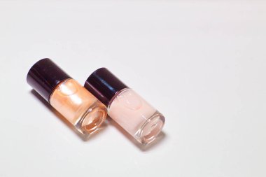 Parlak renkli tırnak cilası kutusu