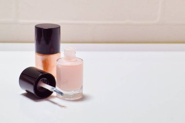 Parlak renkli tırnak cilası kutusu