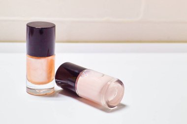 Parlak renkli tırnak cilası kutusu