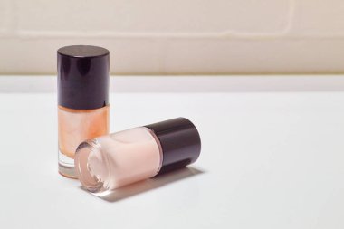 Parlak renkli tırnak cilası kutusu