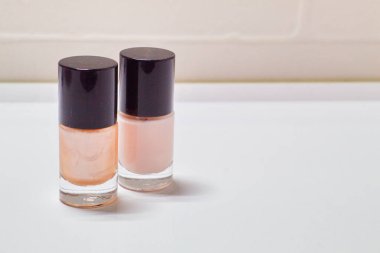 Parlak renkli tırnak cilası kutusu