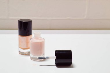 Parlak renkli tırnak cilası kutusu